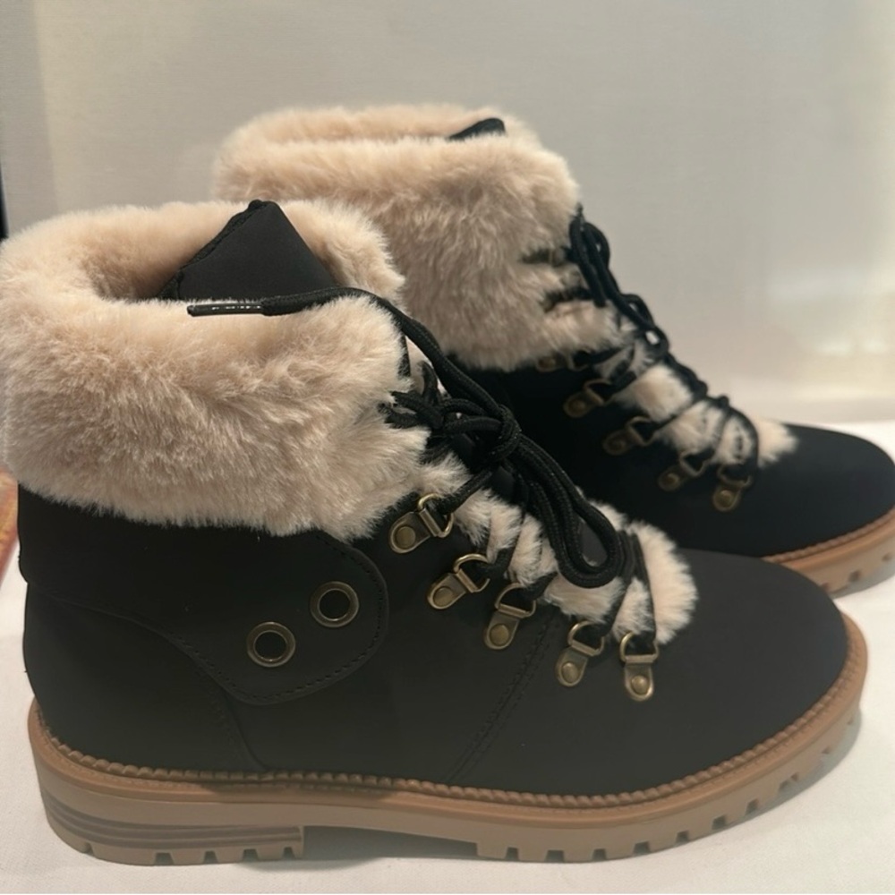 Nicole Miller Women's Navy Blue and Tan Fur-Lined Boots